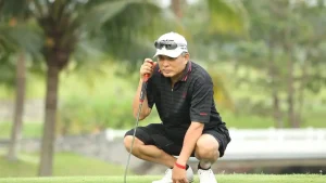 Golfer lining up a putt, showing how to handle pressure in golf